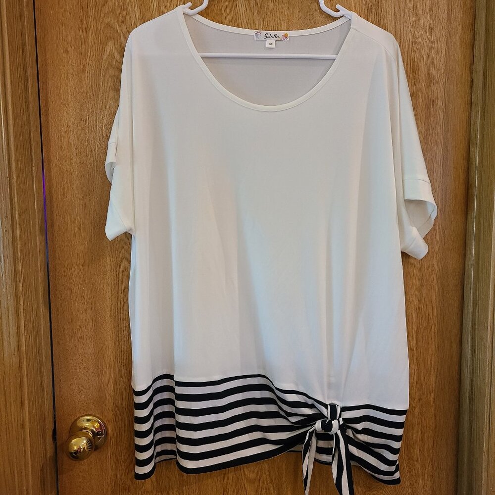 Soleillee White and Navy Short Sleeve T-Shirt with cute details Size 3X NWOT